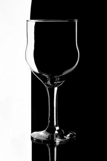 Photo close-up of beer glass against black background