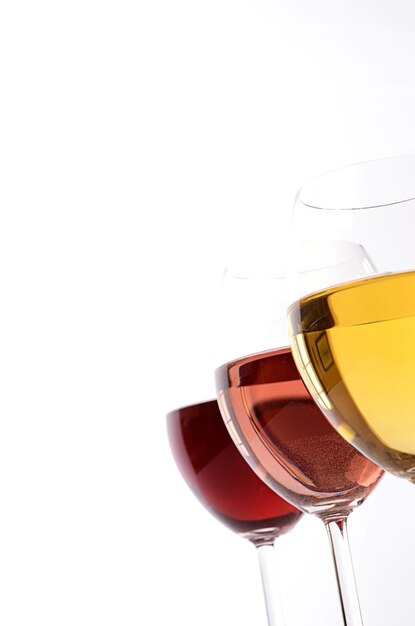 Photo close-up of beer glass against white background