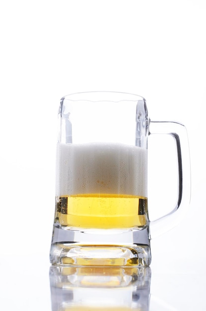 Foto close-up di un bicchiere di birra su uno sfondo bianco