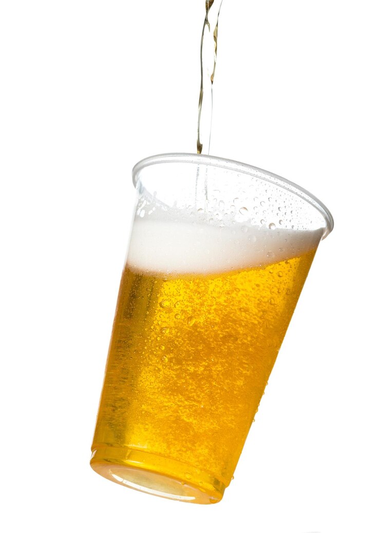 Photo close-up of beer glass against white background