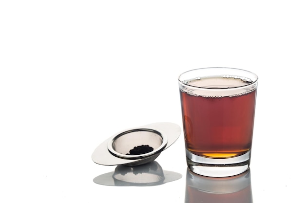 Photo close-up of beer glass against white background