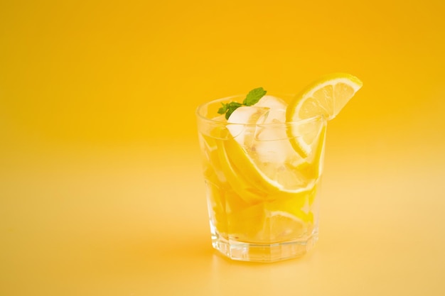 Photo close-up of beer glass against yellow background