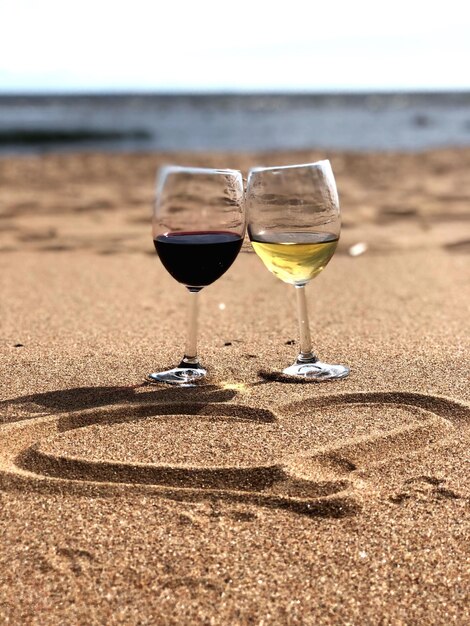 Foto close-up di un bicchiere di birra sulla spiaggia