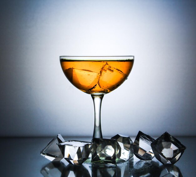 Photo close-up of beer glass on table