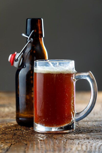 Photo close-up of beer glass on table