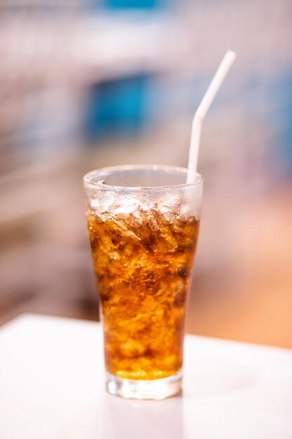 Foto close-up di un bicchiere di birra sul tavolo