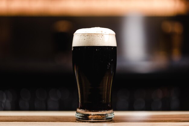 Photo close-up of beer glass on table