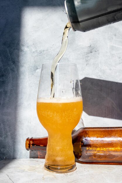 Photo close-up of beer glass on table