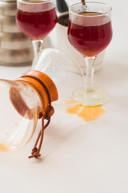 Foto close-up di birra in bicchiere sul tavolo