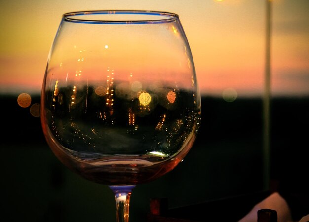 Foto close-up di un bicchiere di birra sul tavolo