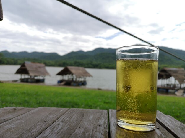 Foto close-up di un bicchiere di birra sul tavolo