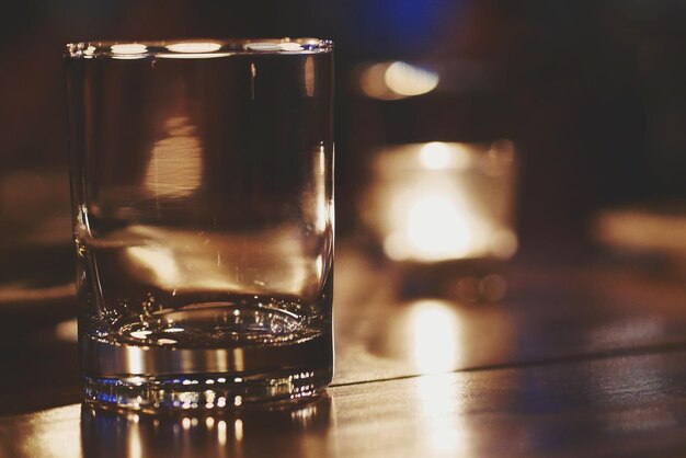 Photo close-up of beer glass on table