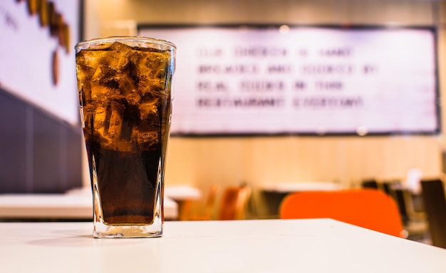 Foto close-up di un bicchiere di birra sul tavolo