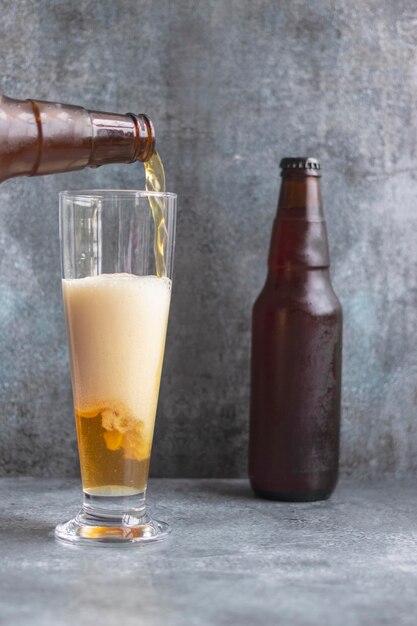 Foto close-up di un bicchiere di birra sul tavolo