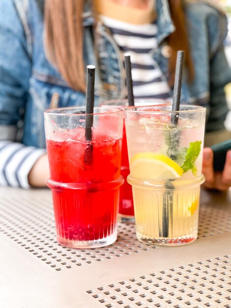 Foto close-up di un bicchiere di birra sul tavolo