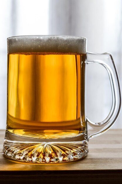 Photo close-up of beer glass on table