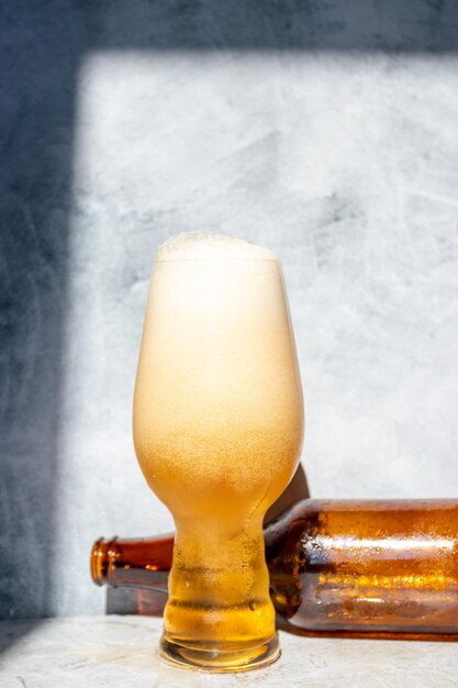 Photo close-up of beer glass on table