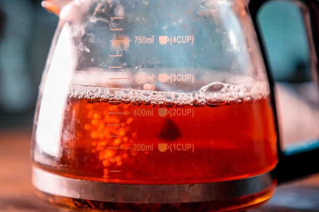 Photo close-up of beer glass on table