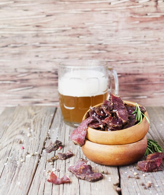 Photo close-up of beer glass on table