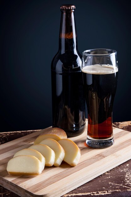 Foto close-up di un bicchiere di birra sul tavolo