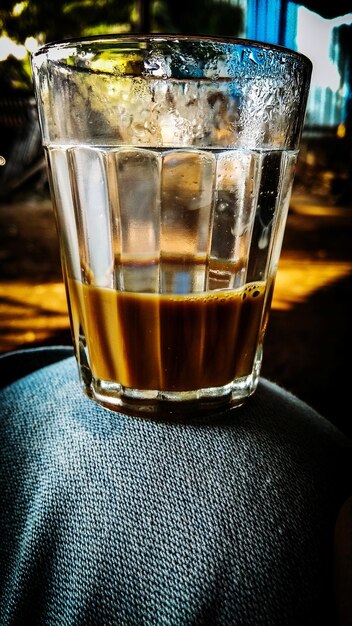 Photo close-up of beer glass on table