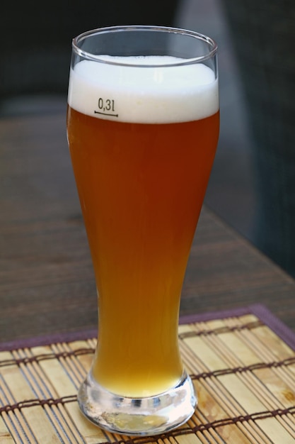 Foto close-up di birra in bicchiere su tavola