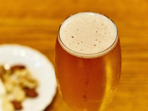 Foto close-up di un bicchiere di birra sul tavolo