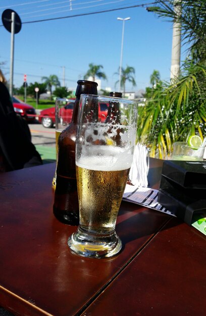 Foto close-up di un bicchiere di birra sul tavolo