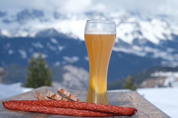 Foto close-up di un bicchiere di birra sul tavolo