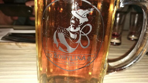 Photo close-up of beer in glass on table