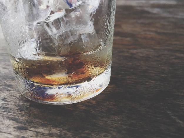 Photo close-up of beer in glass on table