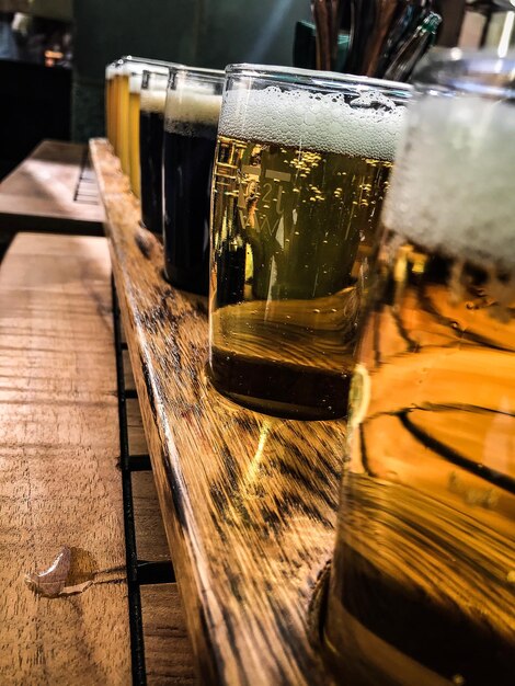 Photo close-up of beer glass on table