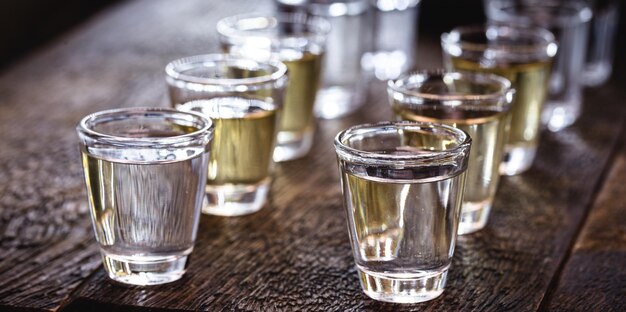 Photo close-up of beer glass on table