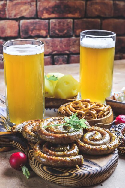 Foto close-up di un bicchiere di birra sul tavolo