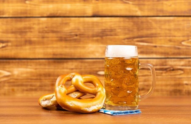 Photo close-up of beer glass on table