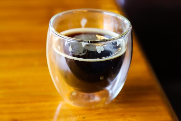 Photo close-up of beer glass on table