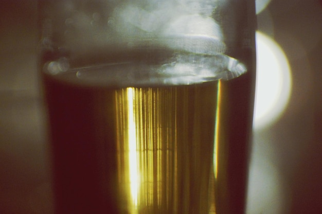 Foto close-up di birra in bicchiere