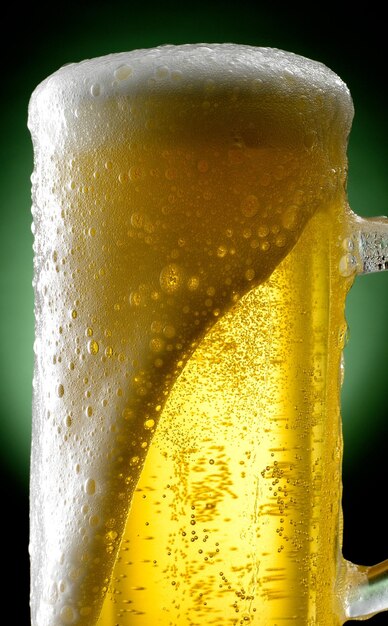 Foto close-up di un bicchiere di birra