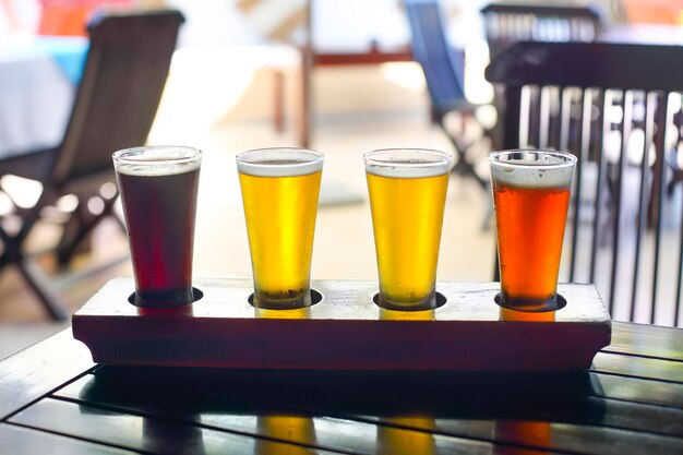 Foto close-up di bicchieri di birra sul tavolo