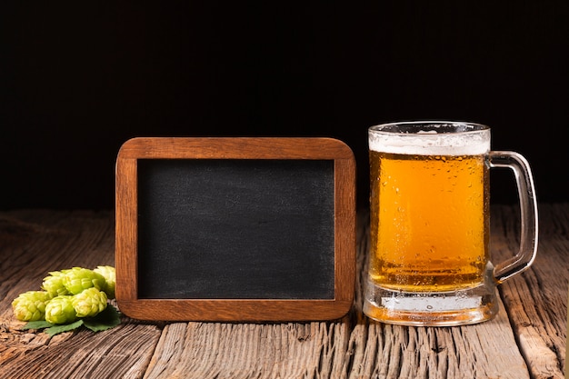 Foto boccale di birra del primo piano con la lavagna