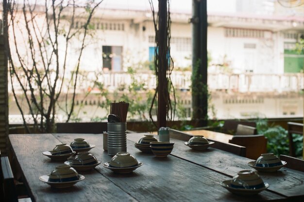 Photo close-up of beer on table against window