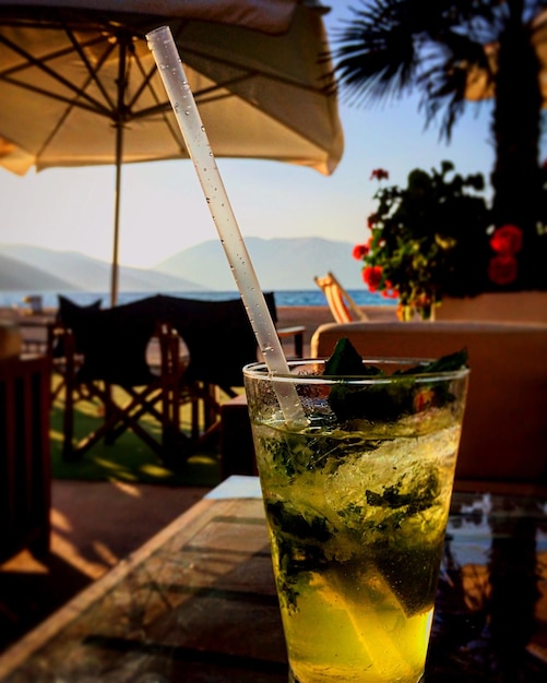 Foto close-up di birra sul tavolo in spiaggia