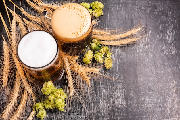 Photo close-up beer with ingredients