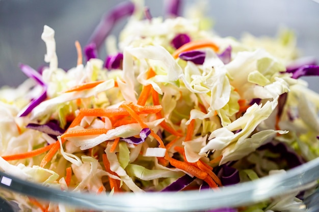 Close-up bekijken. Zelfgemaakte koolsalade maken in een glazen kom.