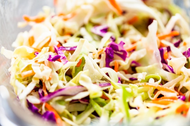 Close-up bekijken. Zelfgemaakte koolsalade maken in een glazen kom.