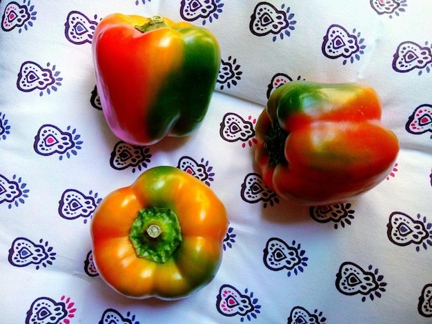 Photo close-up of bell peppers on table