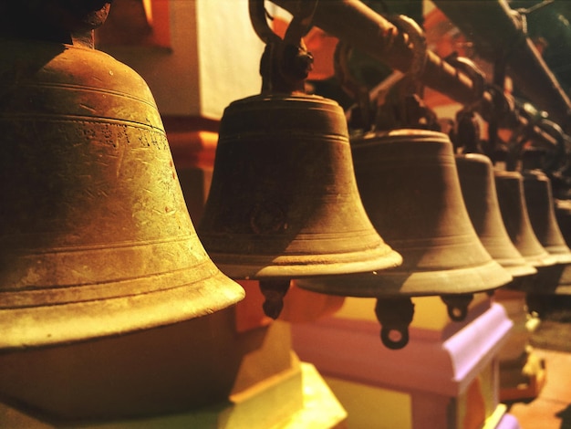 Photo close-up of bells outside temple