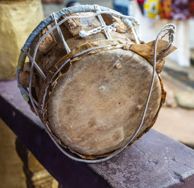 Foto close-up del tamburo bembe, strumento musicale tradizionale associato alla tribù yoruba in nigeria