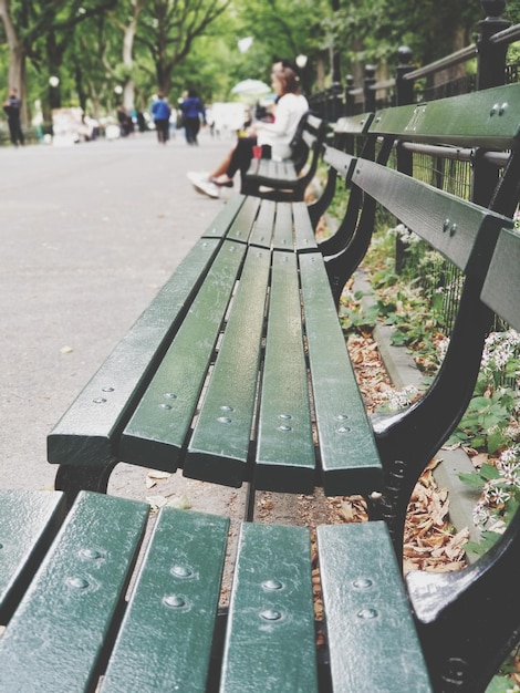 Photo close-up of benches at park