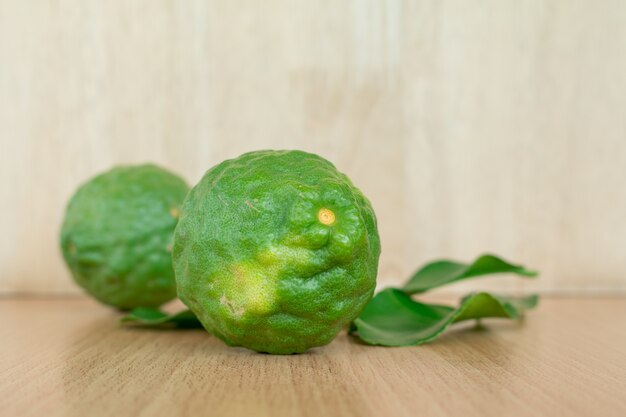 나무 배경에 bergamot 과일을 닫습니다 (카피 르 라임)